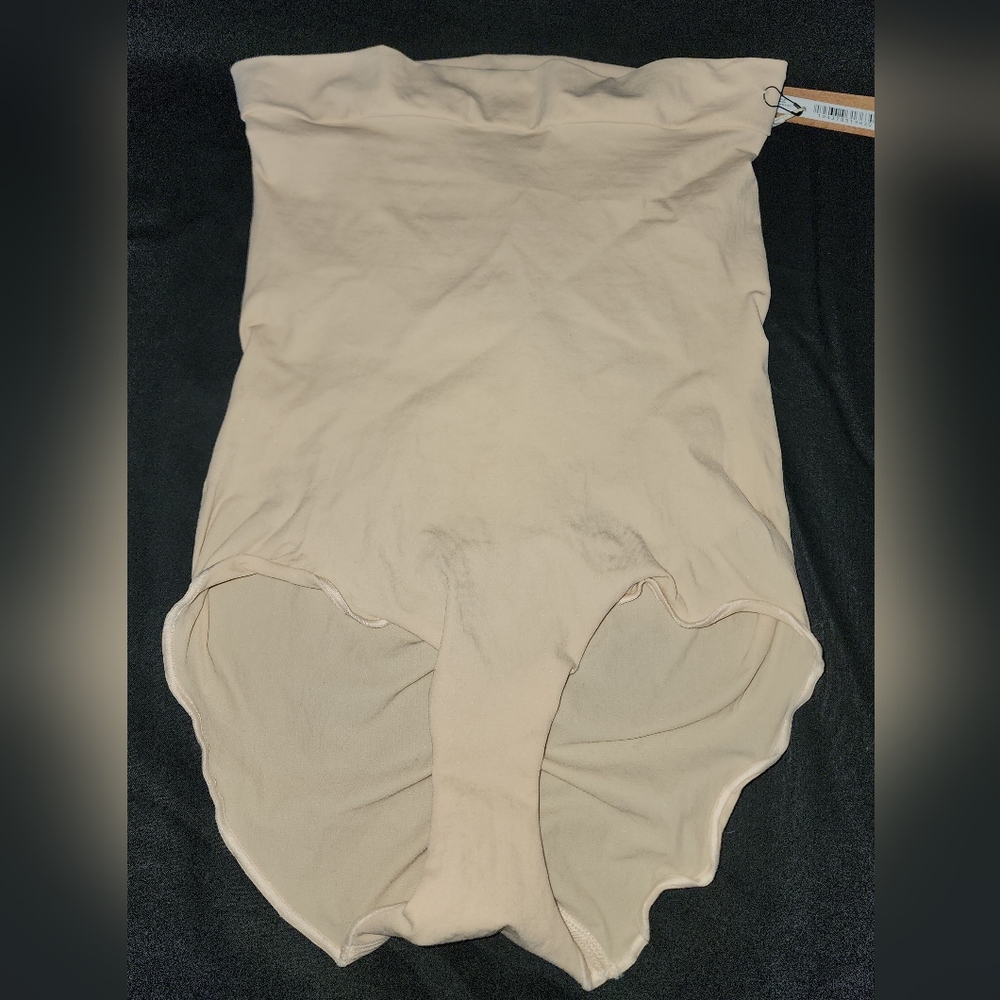 SKIMS NWT Every day Sculpt 3X runs very smal